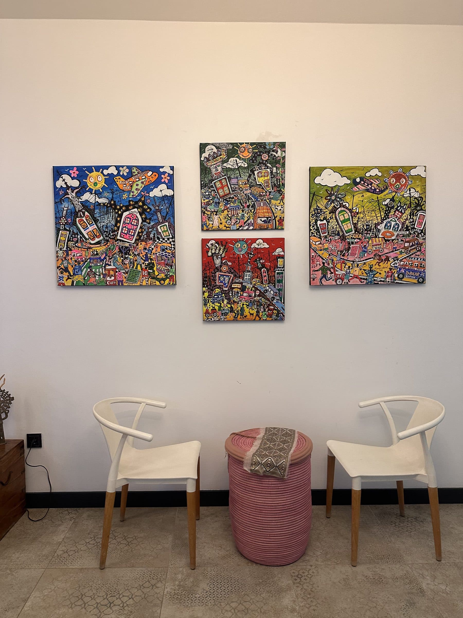 Mur d'œuvres dans la galerie de Ge'eza