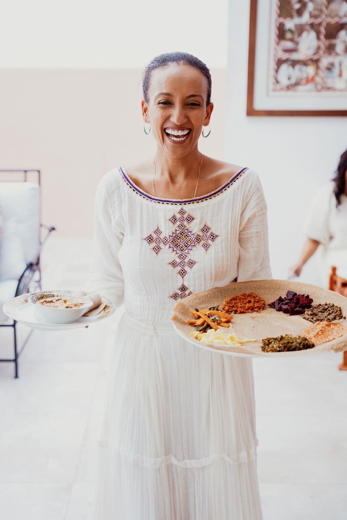 Maraki Germa Bekele apporte un beyaynetu, les plats de jeûne servis sur injera