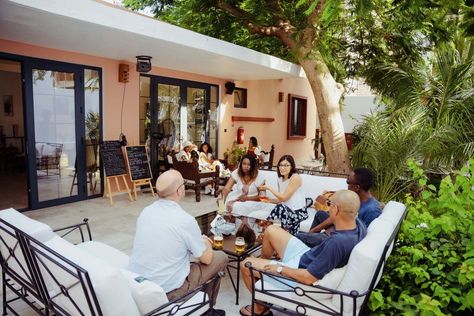 Convives installés sur la terrasse de Ge'eza, sous les arbres de Point E